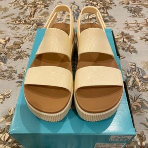 Reef NIB Water Vista Higher in Color “Cloud” Size 8